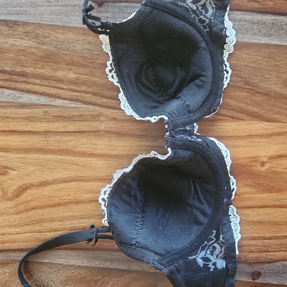 Lacey Black Bra, Q.T. Ladies Size 32B, Sexy, Pretty, Great Condition - Picture 5 of 9